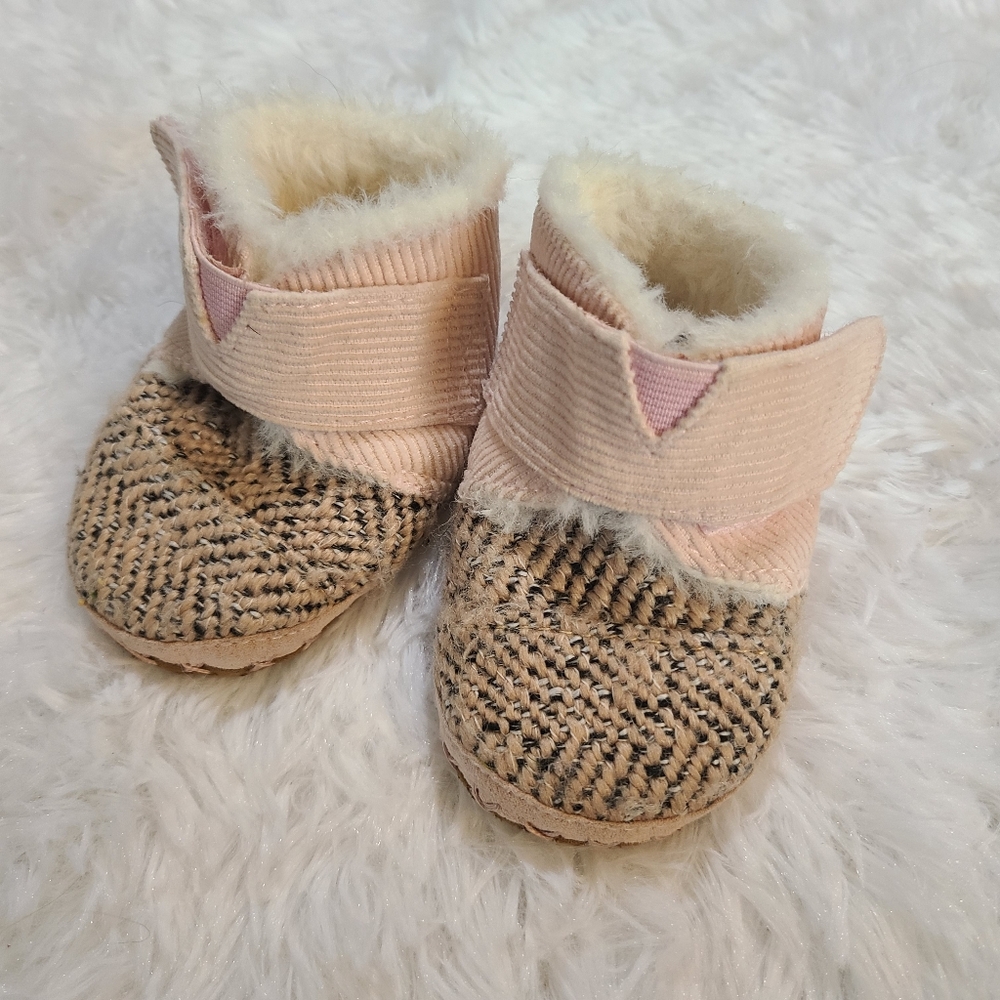 Toms Sz 4 Faux Fur Lined Pink Crib Shoes